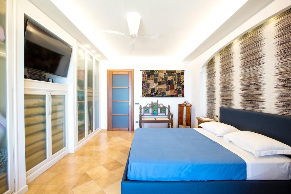 Luxury Villa with breathtaking Seaview, pool, BBQ