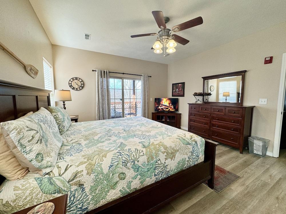 Walk-in Condo A-4 with Overlooking Deck by RedAwning