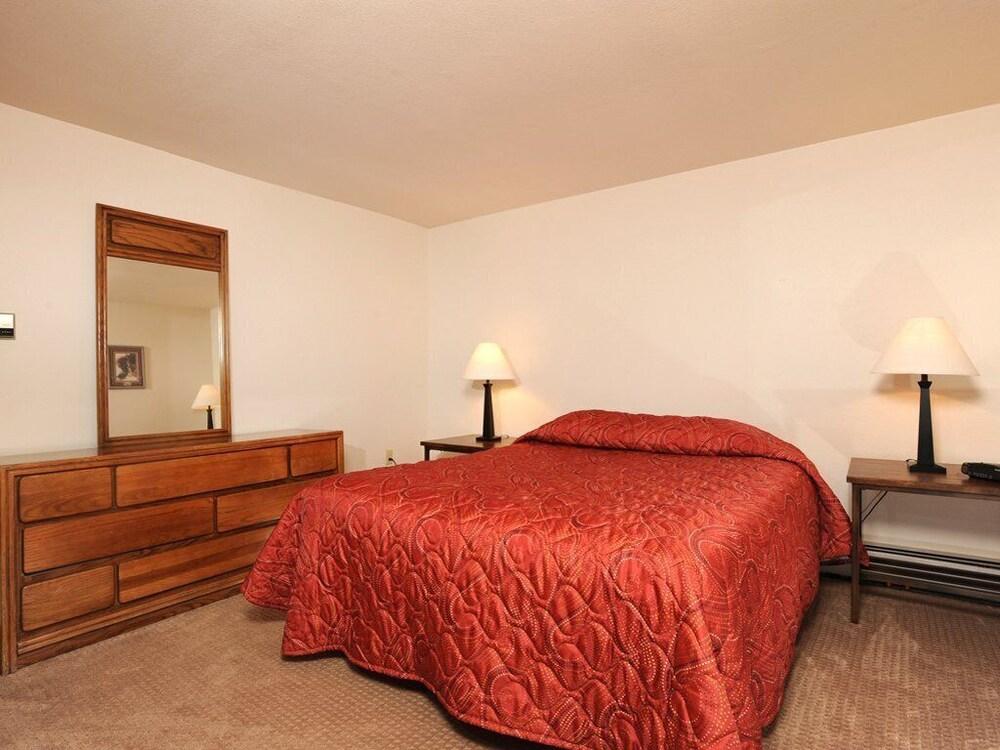 Blue Spruce House 7022