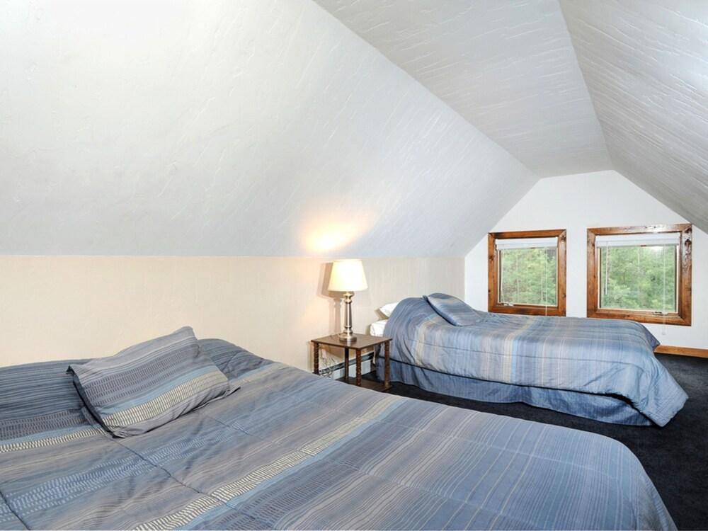 Blue Spruce House 7022