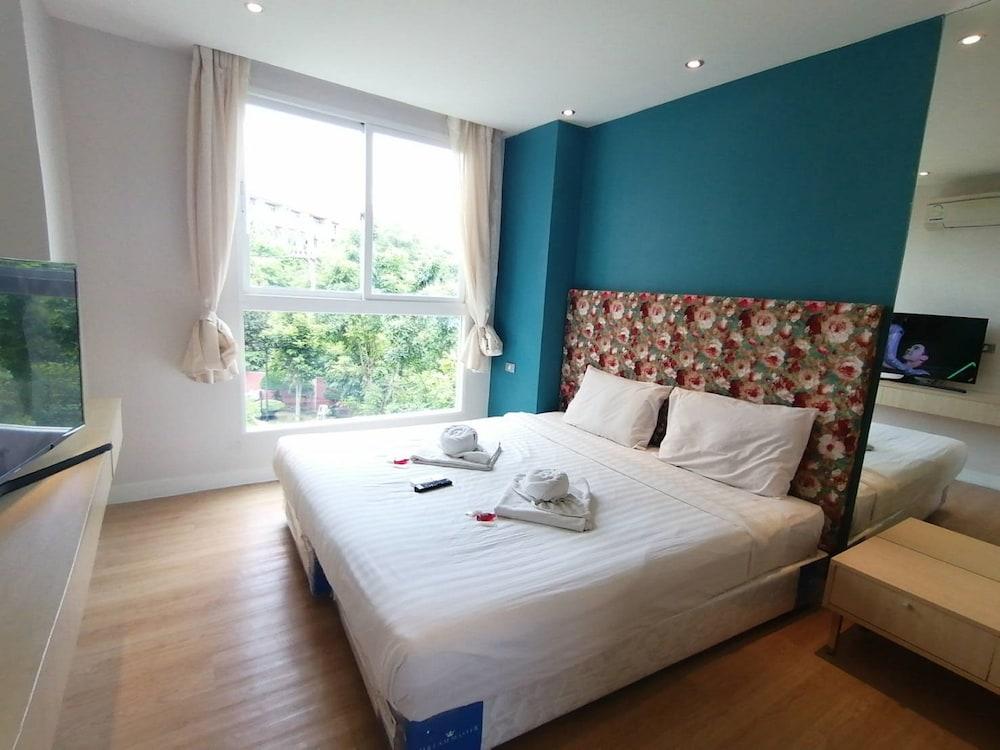 Grande Caribbean Condo by Somphong