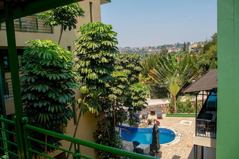 Highlands Suites Hotel