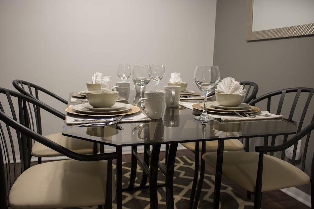 Luxury 2 Bed Condo Near Downtown