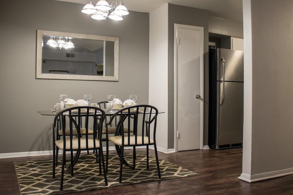 Luxury 2 Bed Condo Near Downtown