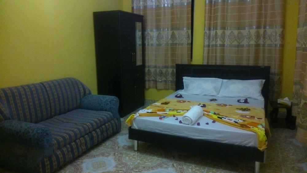 Uroa White House Inn