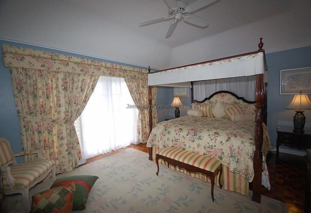 Stoneaway, 6BR by Jamaican Treasures