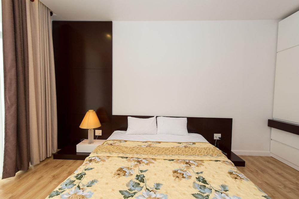 Garden view Apartment - 2 mins to beach