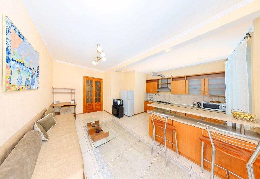 Hotrent Baseina Street Area