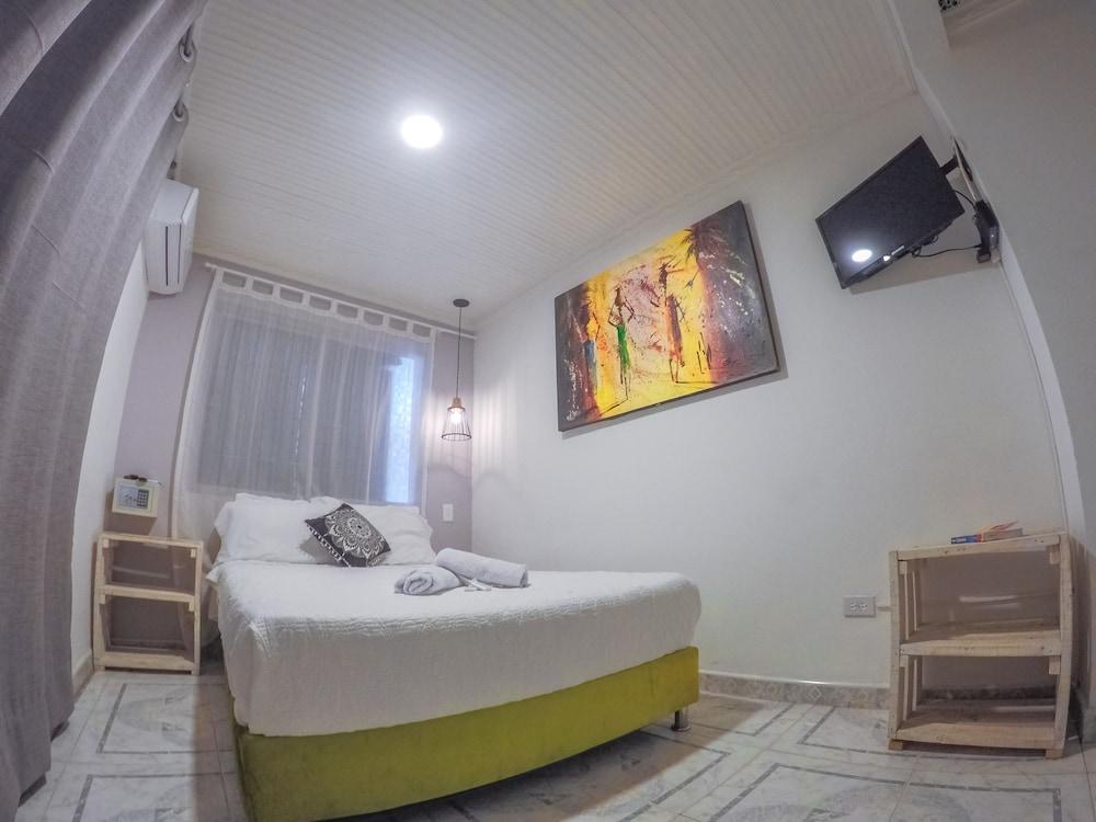 Wonderland Hostel By GB Collection