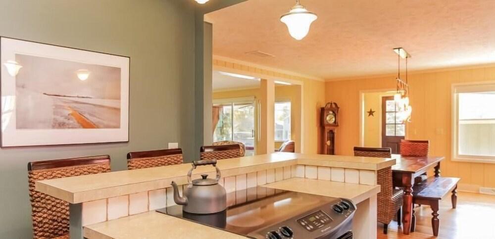 The Swallow - Three Bedroom Villa, Sleeps 7