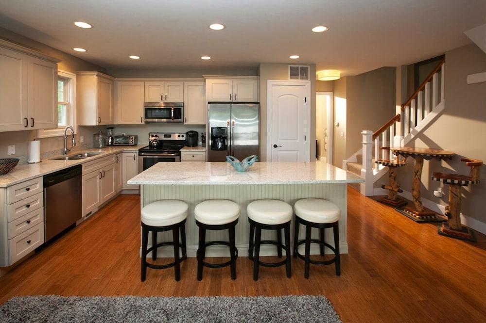 Swing Bridge Condo - Unit 10