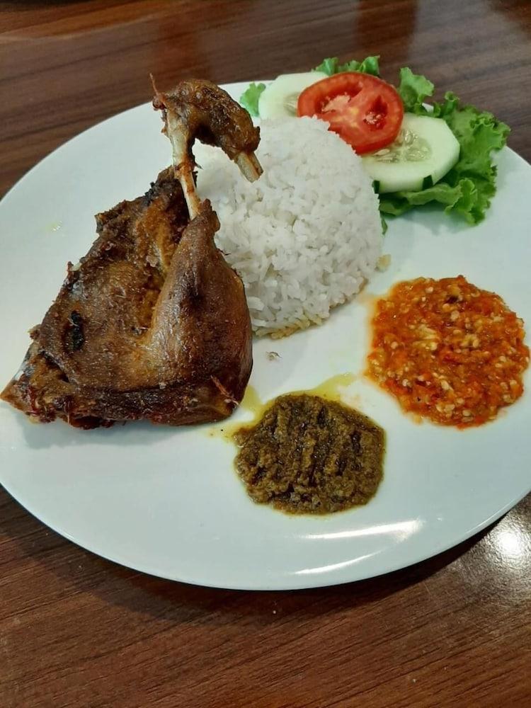 Tab Capsule Hotel - Kayoon Surabaya