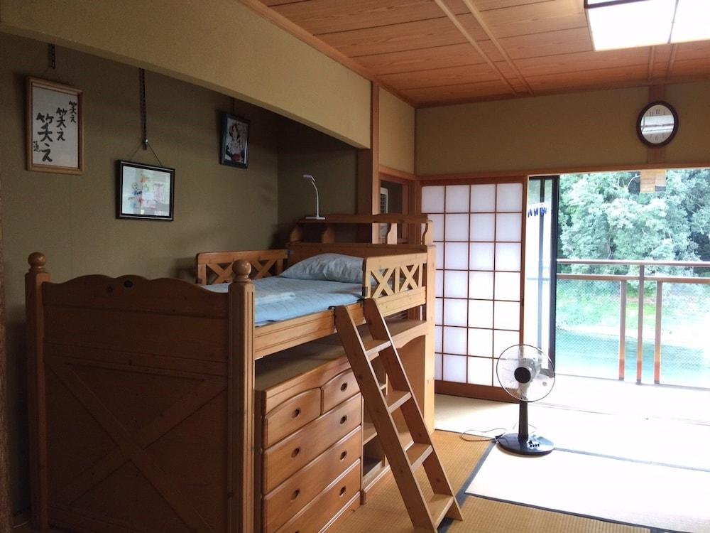 Yasuragi Guest House & Bar