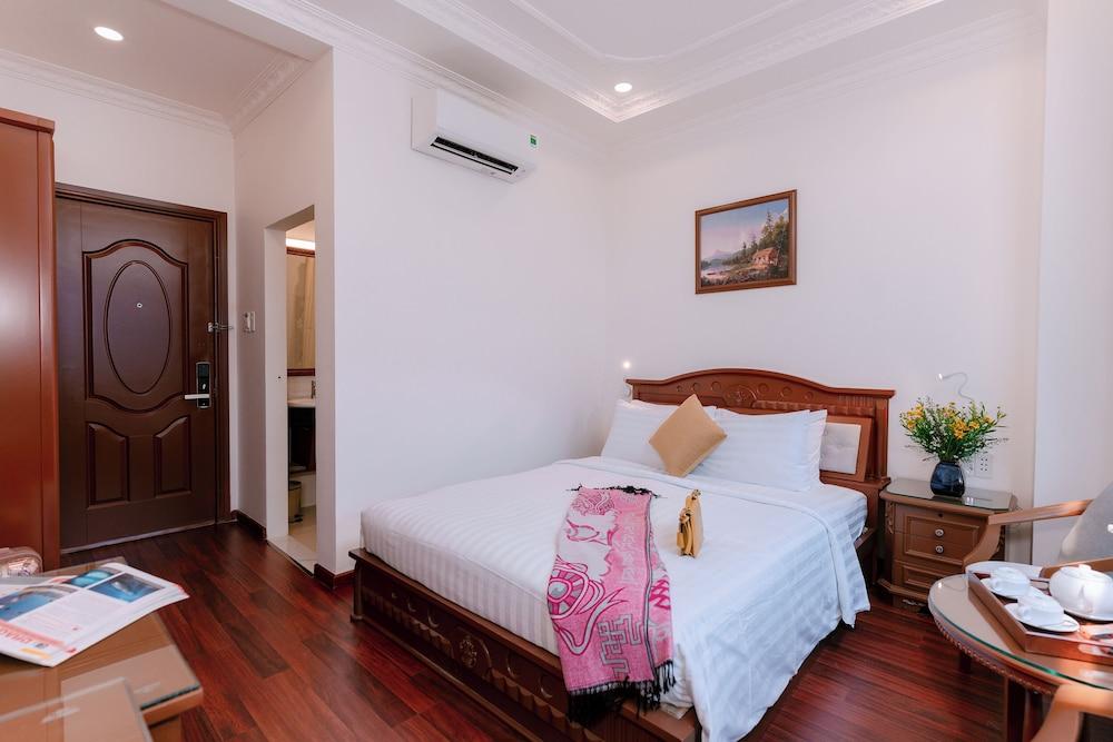 DAHLIALAND SAIGON HOTEL & SWIMMING POOL