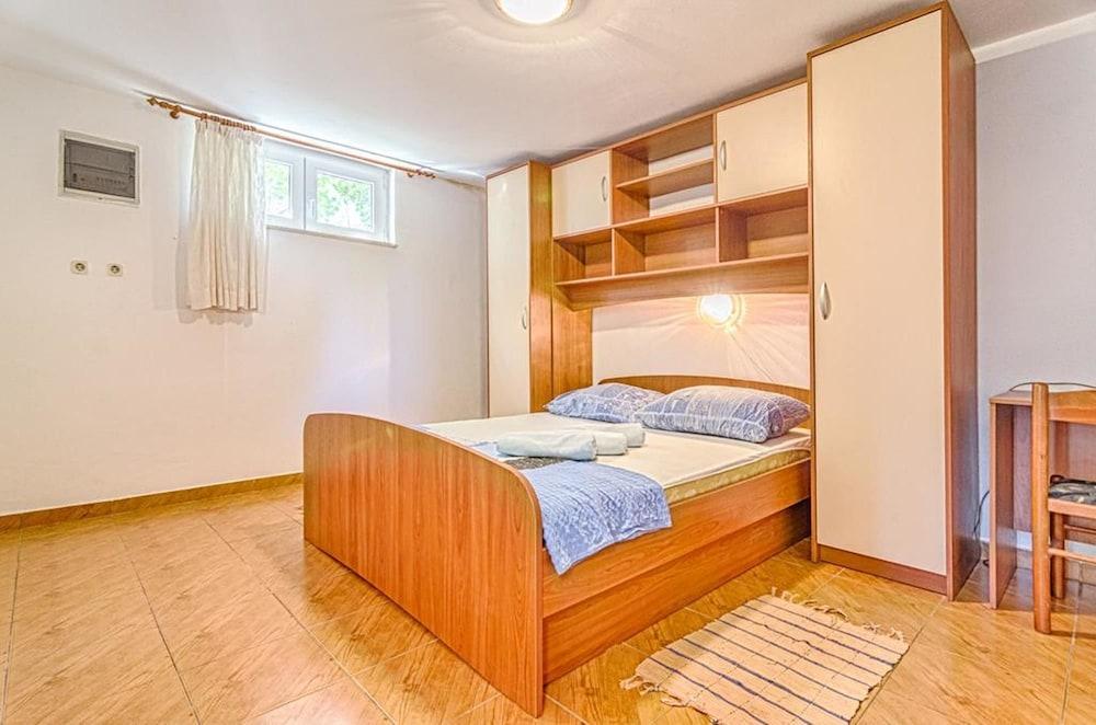 Comfort Pool Apartments