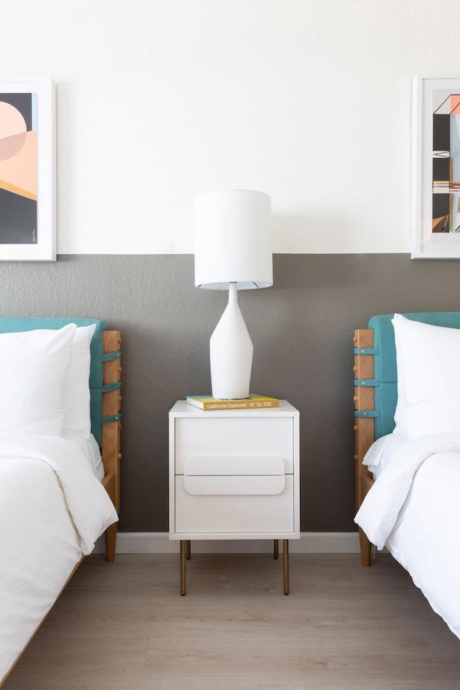 Signature Inn Oakland