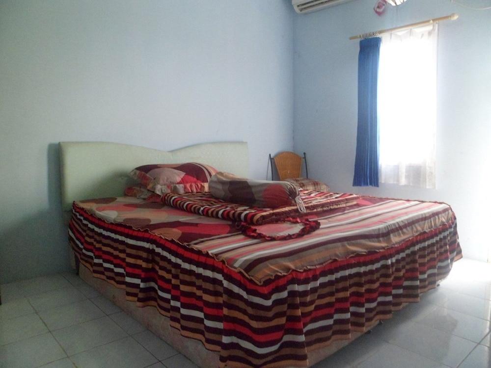 Villa Kota Bunga Azalea