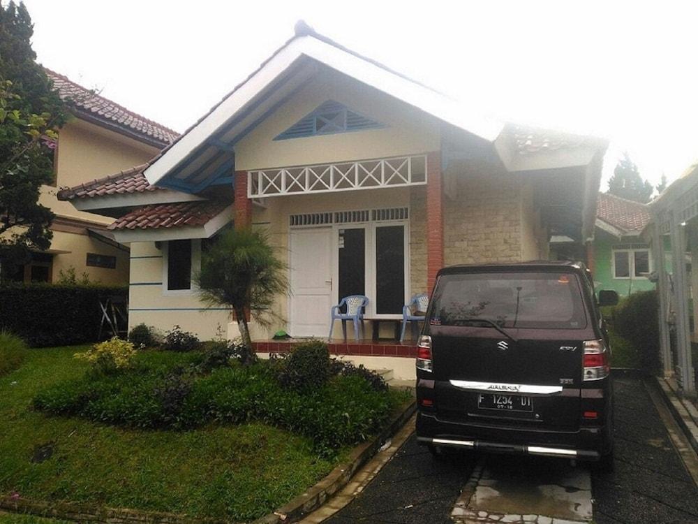 Villa Kota Bunga Gladiol