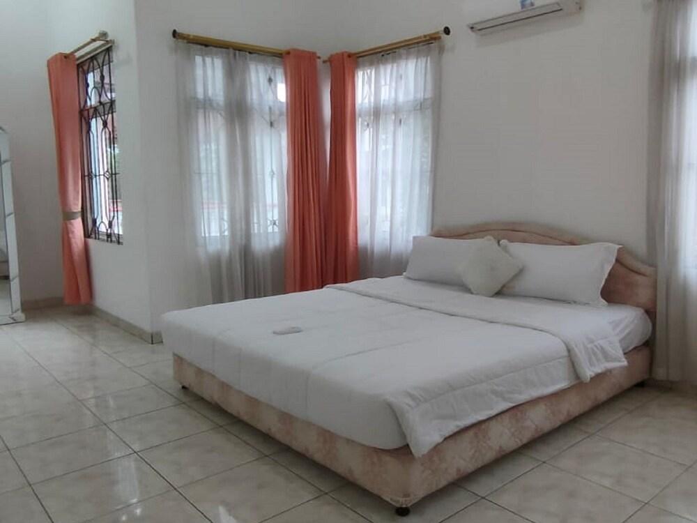 Villa Kota Bunga Anyelir