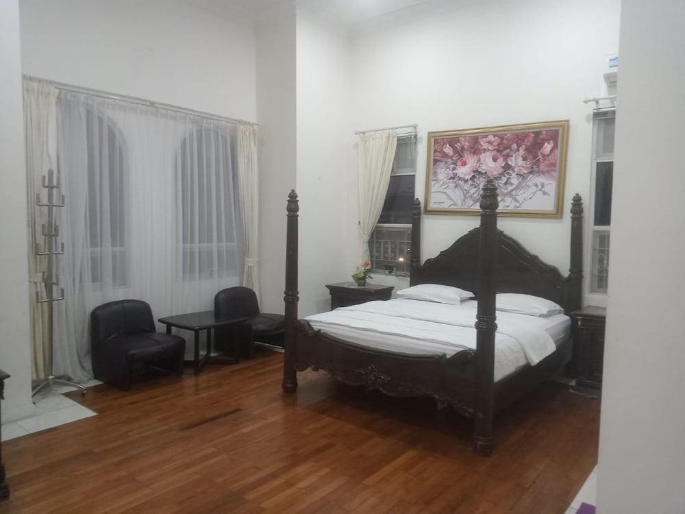 Villa Kota Bunga Camelia