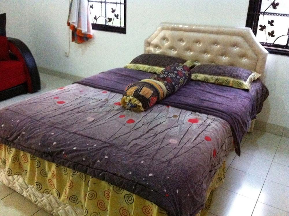 Villa Kota Bunga Dahlia