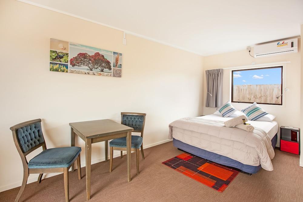 Beachcomber Lodge & Backpacker