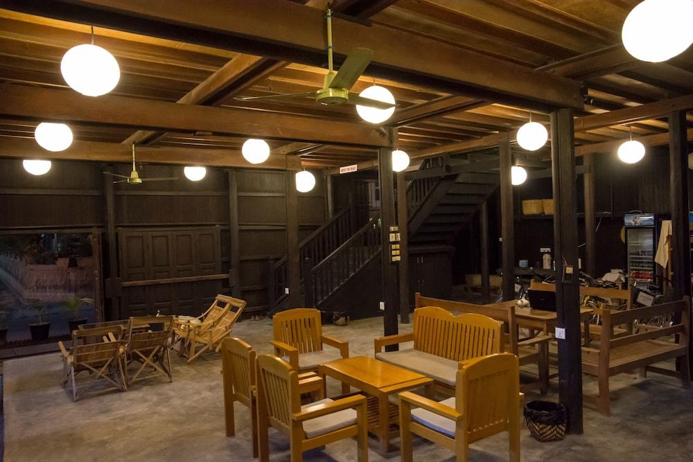 Hardwood Lodge - Hostel