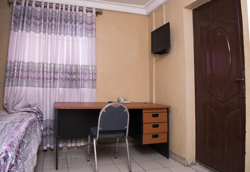 Maxton Suites Magodo