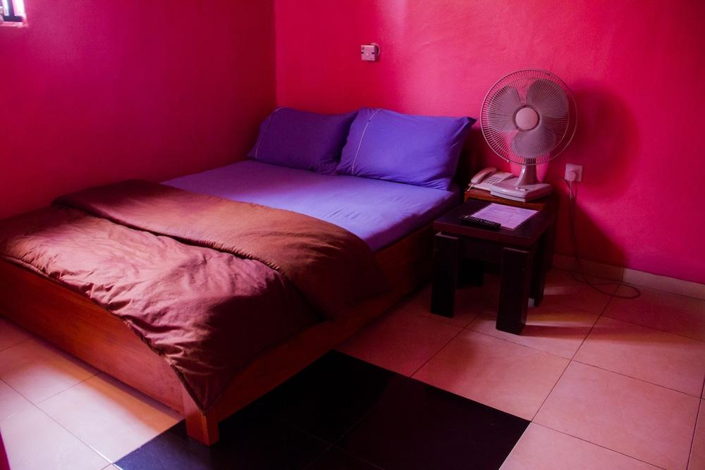 De Web Hotel & Lodge