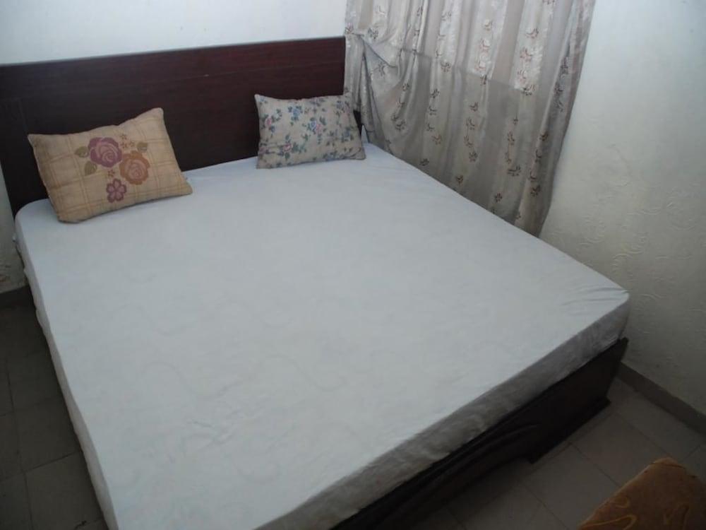 Oyins Holiday Inn Annex