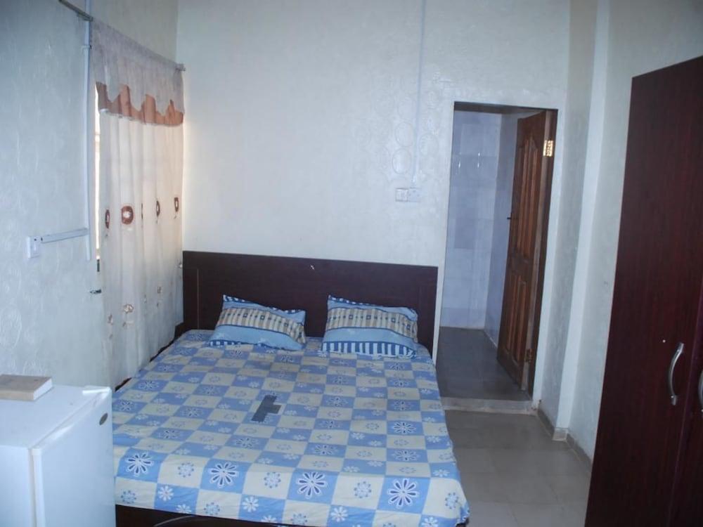 Oyins Holiday Inn Annex