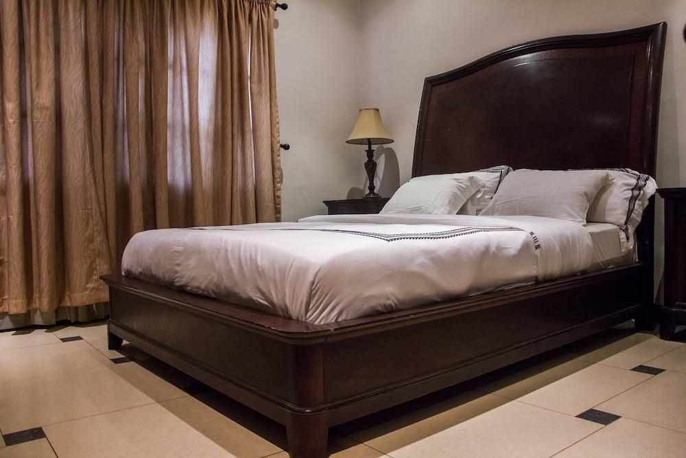 Tivoli Residence & Bar