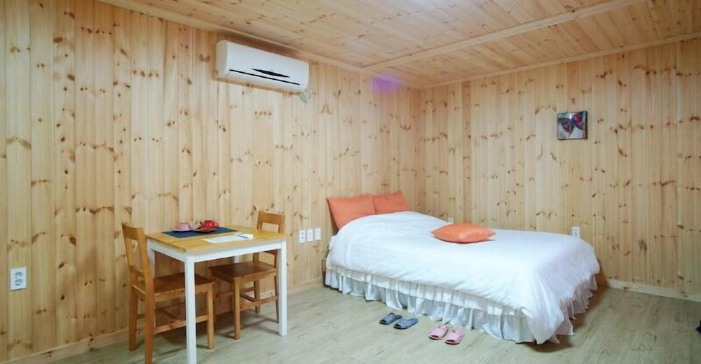 Gotjawal Geomun Oreum Pension