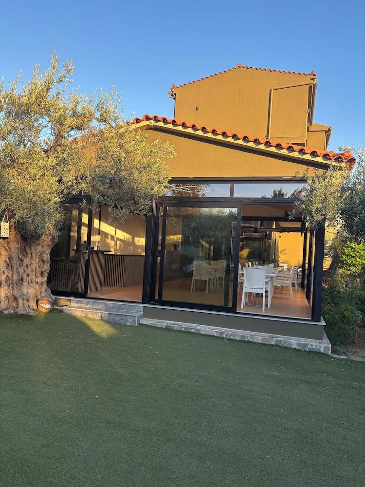 Ampoulos Rooms & Apartments