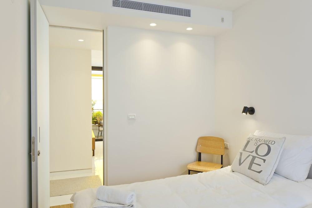 Elegant 2BR with Veranda by FeelHome