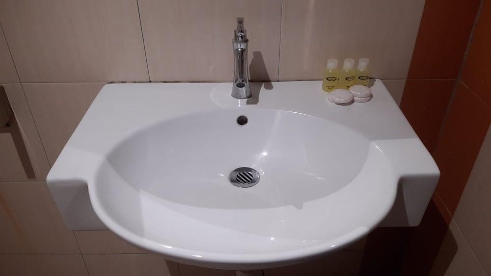 Baron Waterfront Hotel