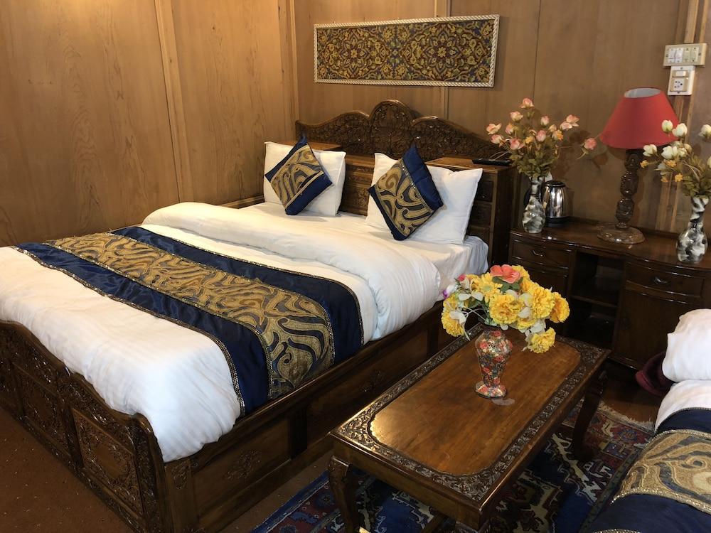 Lake Victoria Houseboat