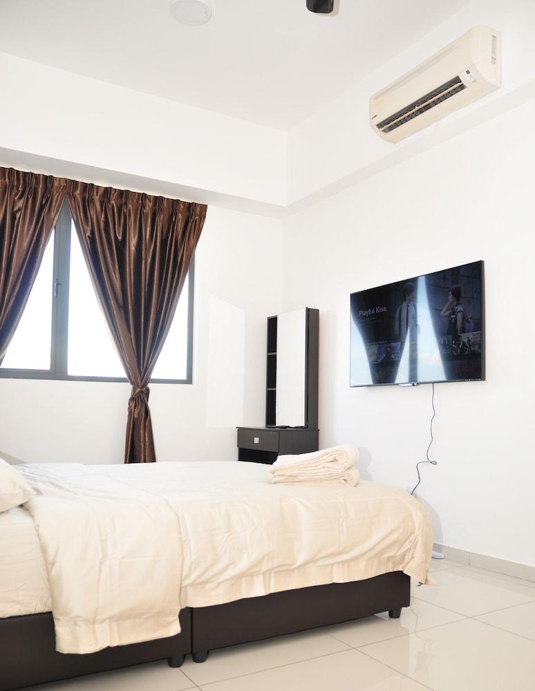 Pinebox Mirage by the Lake