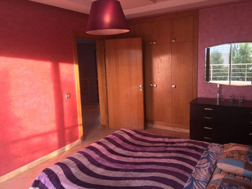 Luxurious 5 Bedrooms Villa Ref HI51053