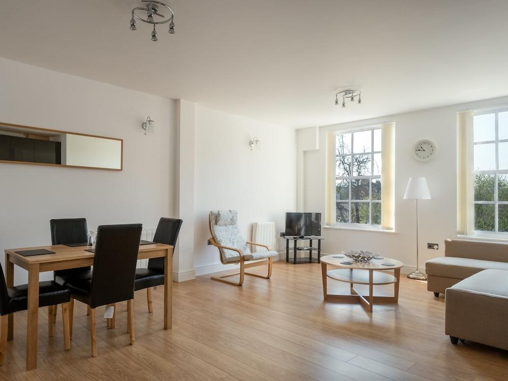 Luxurious 2 Bed Apartment in Central Bedford
