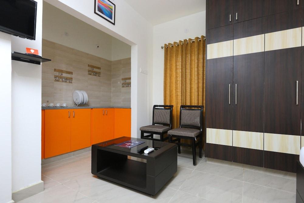 OYO 10701 Moukthi Apartment