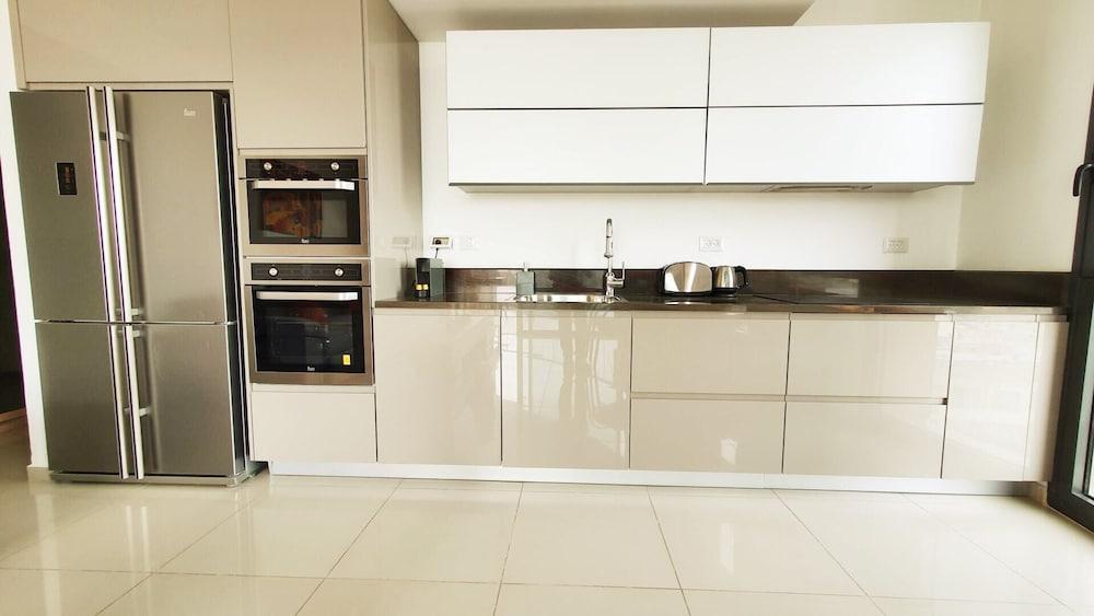 Bedroom Apartment with Balcony and City Views