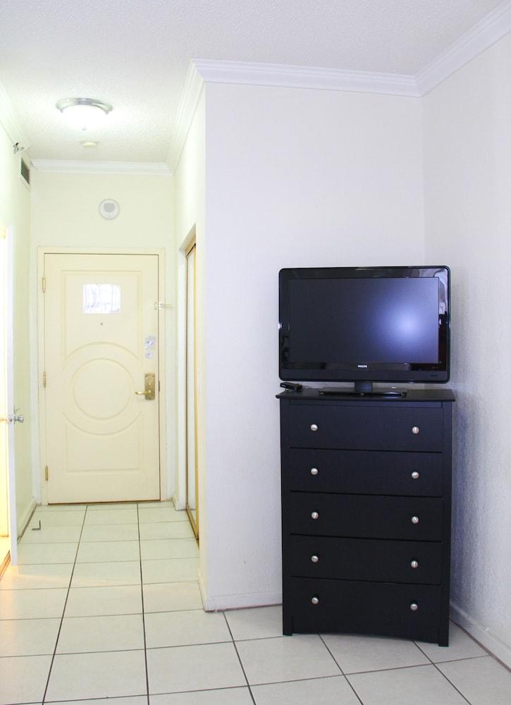 Hollywood Beach Resort- Stylish Large Studio
