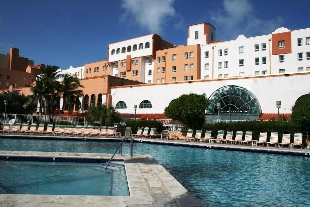 Hollywood Beach Resort - Renovated Large Studio