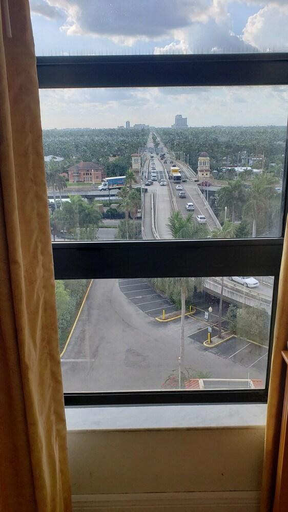 Hollywood Beach Resort - City View