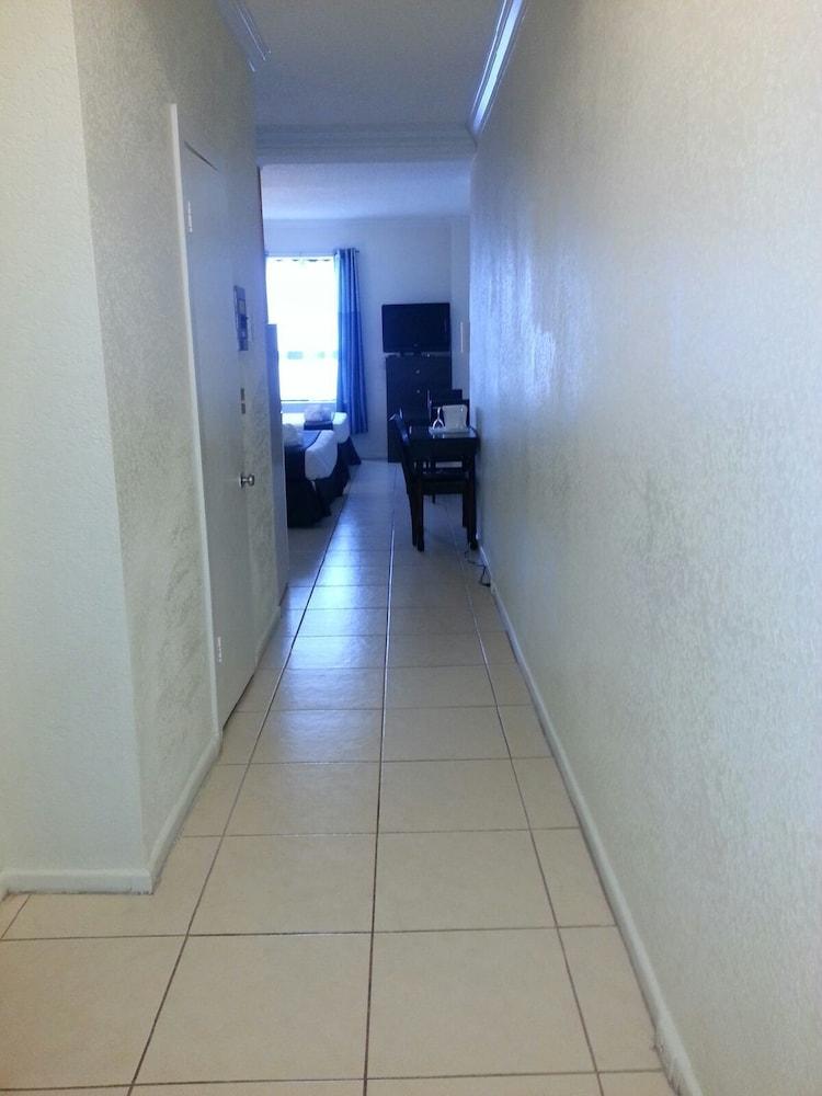 Hollywood Beach Resort- Large Studio Sleeps 4