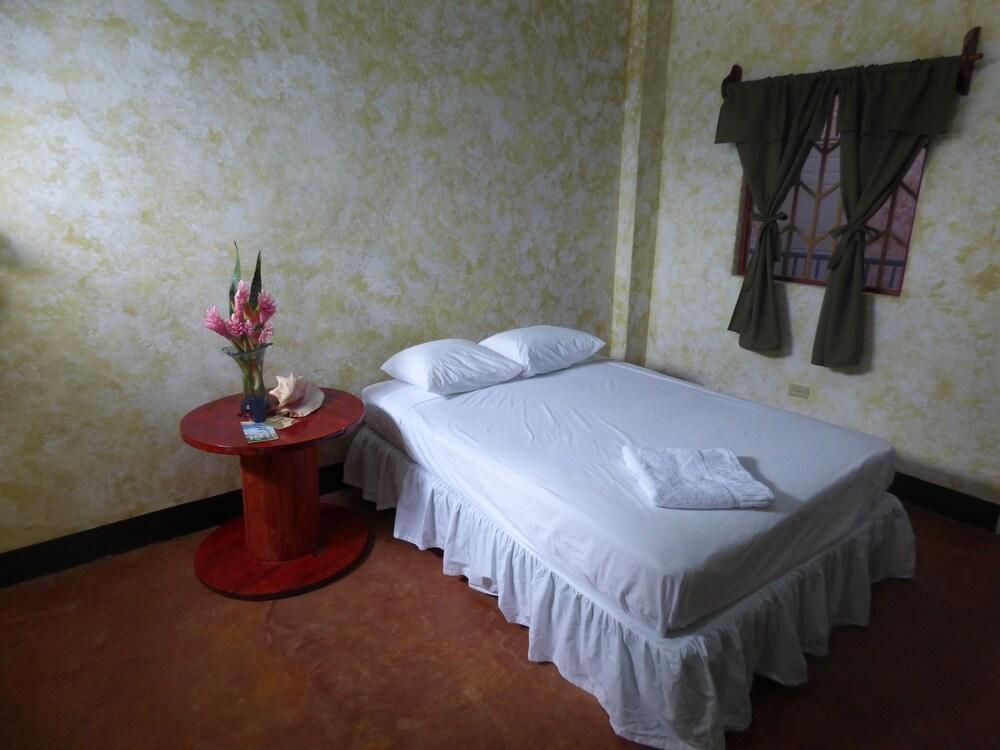 Hostal Surfing Donkey At The Lake