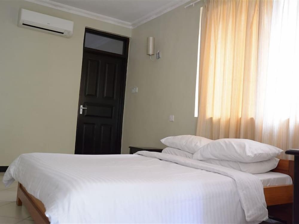 Mahale Classic Lodge