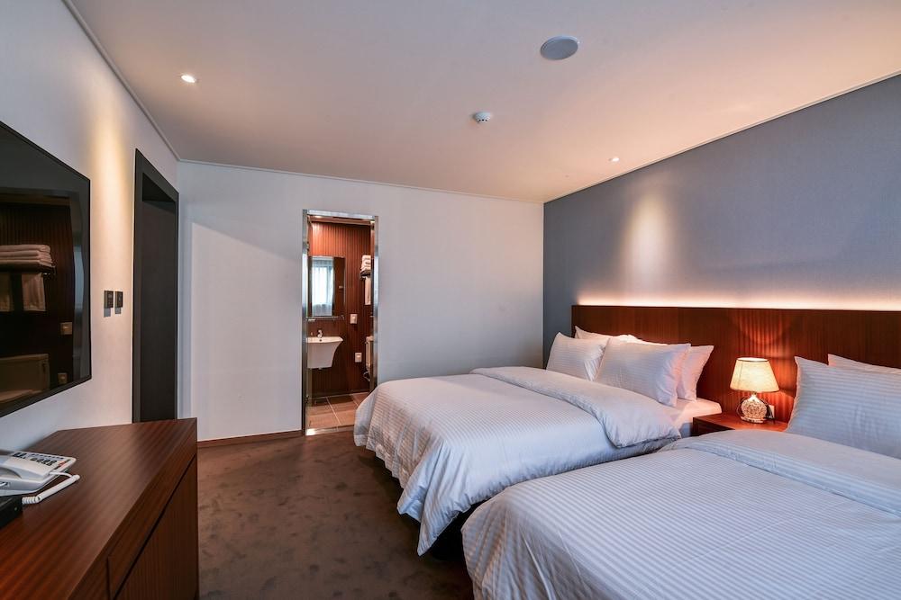 Sea & Moon Tourist Hotel