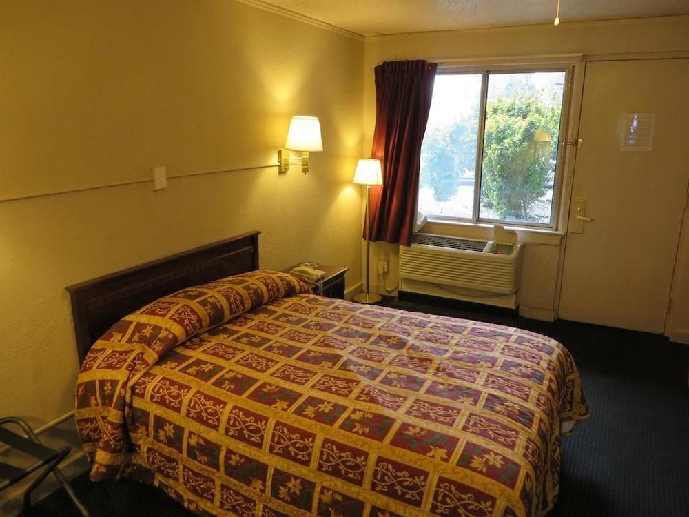 Budgetel Inn & Suites